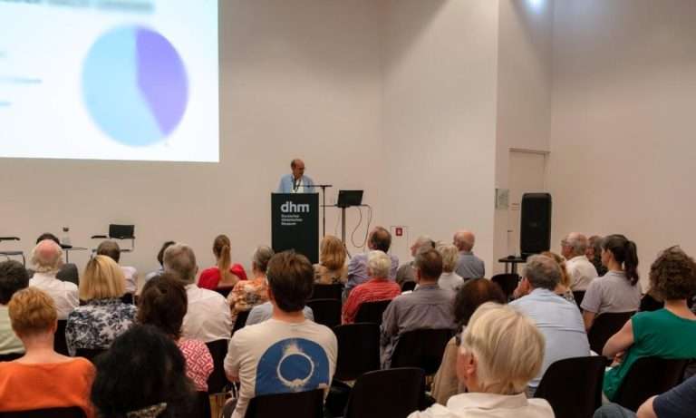 Felix Pongratz, der Vorsitzende des Museumsvereins, führt durch die Mitgliederversammlung.