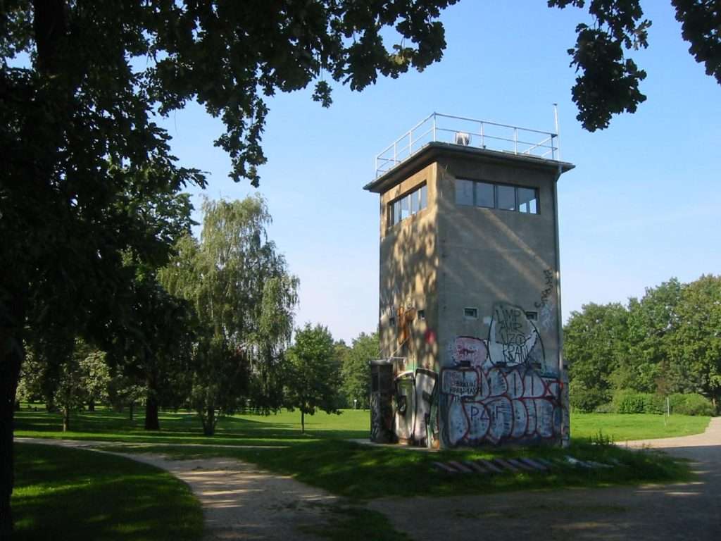 Ehemaliger Wachturm im Schlesischen Busch in Berlin-Alt-Treptow. Foto: Assenmacher (Wikipedia)
