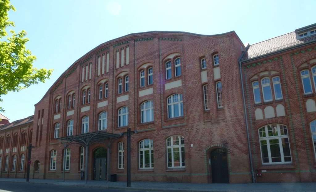 Das Landesarchiv Berlin befindet sich in der ehemaligen Fabrick der Deutschen Waffen- und Munitionsfabriken AG am Eichbornddamm. Foto: Fridolin freudenfett (Peter Kuley), CC BY-SA 3.0, via Wikimedia Commons