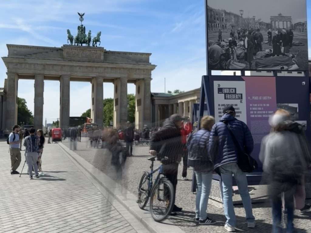 Im letzten Jahr zeigte Kulturprojekte am Brandenburger Tor eine Open-Air-Ausstellung zum Ende des Zweiten Weltkriegs. Foto: Maríon Bayer/Museumsverein DHM