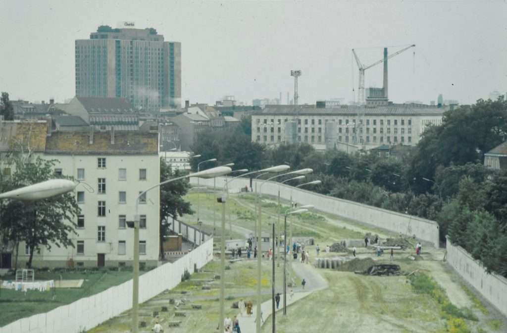 Blick in Richtung Charité nach dem Fall der Berliner Mauer. Foto: Christian Klopf/Bildarchiv des Instituts für Geschichte der Medizin und Ethik in der Medizin