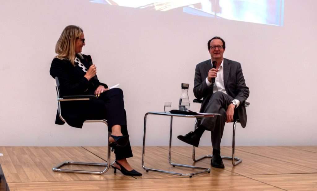 Frida Elisson, Schriftführerin des Museumsvereins des DHM, im Gespräch mit Raphael Gross, Präsident der Stiftung Deutsches Historisches Museum bei der Mitgliederversammlung des Museumsvereins des DHM. e. V. 2026