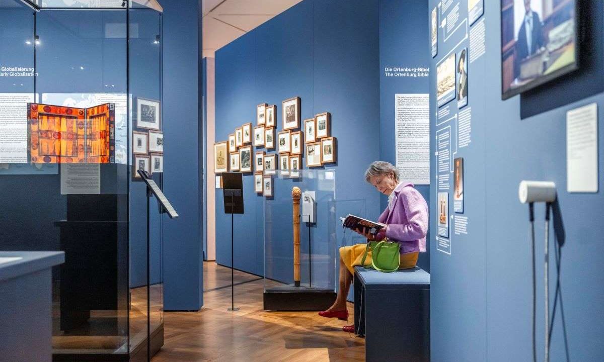 Blick in die Ausstellung „Objekte. Geschichte. Geschichten." Foto: David von Becker/DHM