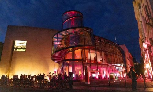 Die Lange Nacht der Museen 2025 vor dem Pei-Bau. Foto: Jan Zappner/DHM