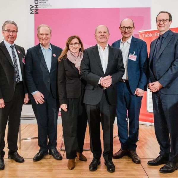 Gruppenfoto am Ende des Zeughaus‑Gesprächs: Hubert Piel (stellvertretender Vorsitzender des Museumsvereins), Sebastian Turner (Moderator und Herausgeber von Table.Briefings), Astrid Hollmann (Vorstandsmitglied des Museumsvereins), Olaf Scholz (Gast des Abends), Felix Pongratz (Vorsitzender des Museumsvereins) und Raphael Gross (Präsident der Stiftung Deutsches Historisches Museum und Vorstandsmitglied des Museumsvereins).