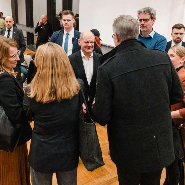 Nach dem Zeughaus‑Gespräch kommt Olaf Scholz mit den Gästen ins Gespräch.