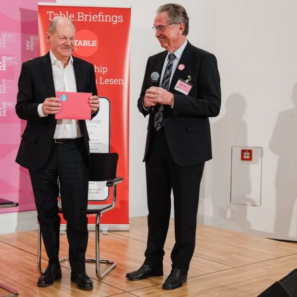 Hubert Piel, stellvertretender Vorsitzender, überreicht Olaf Scholz eine Geschenkmitgliedschaft im Museumsverein und heißt ihn als Mitglied willkommen.
