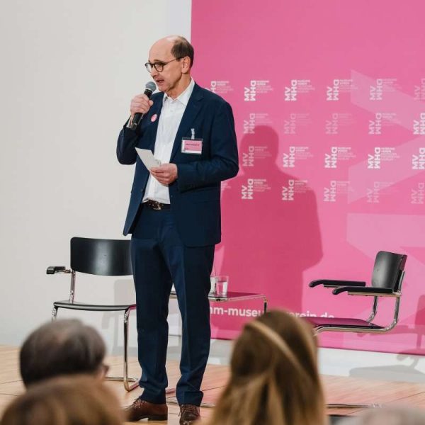 Felix Pongratz, der Vorsitzende des Museumsvereins, eröffnet das 38. Zeughaus-Gespräch im Pei-Bau des Deutschen Historischen Museums.