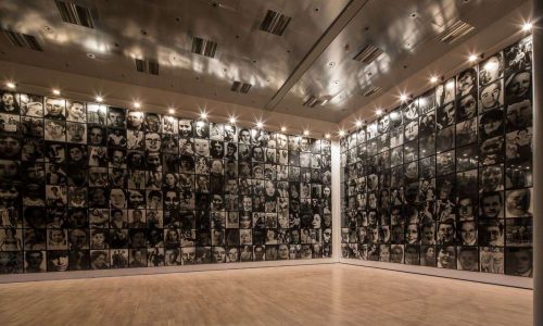 Christian Boltanski, Menschlich, 1994 © VG Bild-Kunst, Bonn 2026. Foto: Marek Kruszewski