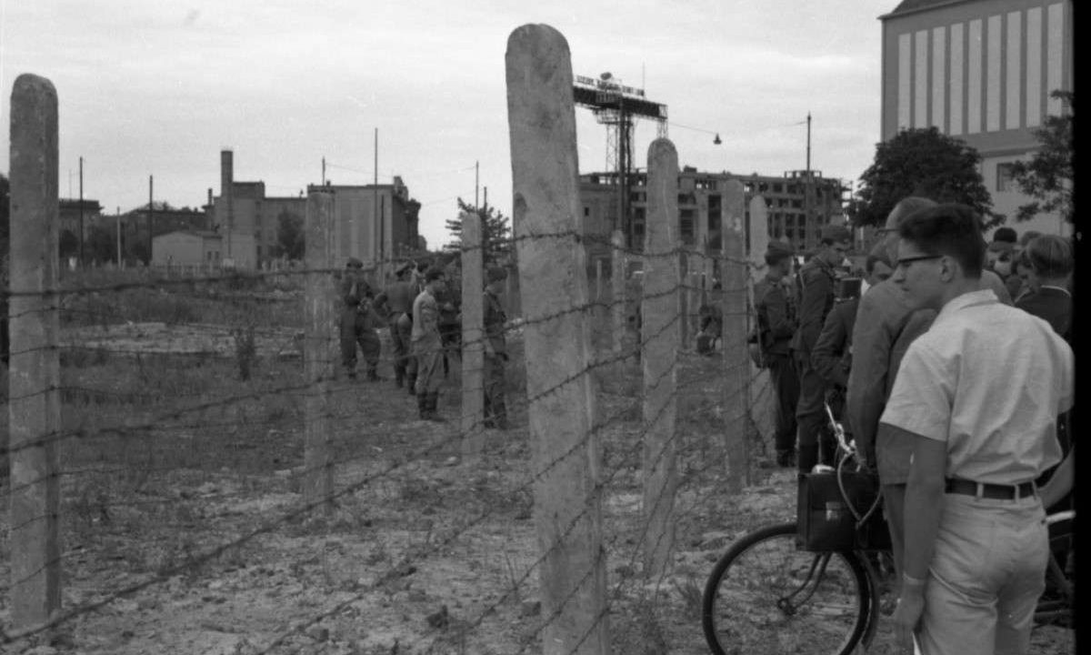 Miachel-Reiner Ernst: "Menschen beobachten die Abriegelung durch den Grenzzaun am Lenné Dreieck", 13.08.1961. Foto: Stiftung Berliner Mauer