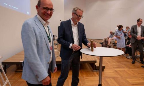 Felix Pongratz, Vorsitzender des Museumsvereins des DHM, und Matthias Miller, Sammlungsleiter Sammlungsleiter Handschriften – Alte und wertvolle Drucke, zeigen den Mitglieder Welsers Stammbuch, das unlängst mit Mitteln des Museumsvereins erworben wurde.