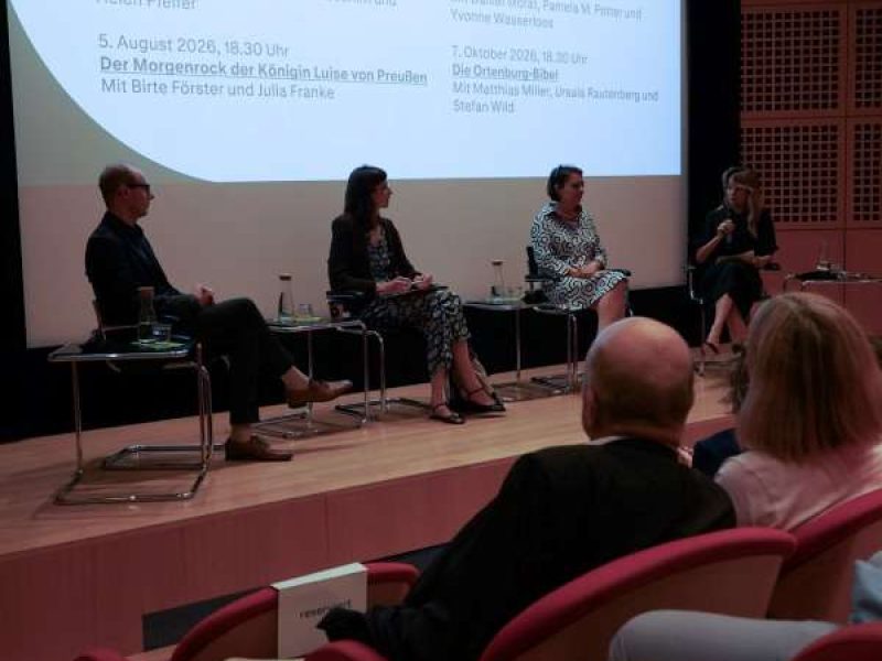 Bei der Reihe „Objekt im Blick" im Auditorium diskutieren Expert:innen die Objekte und kommen so auch zu ganz neuen Erkenntnissen. Foto: Yu Minobe/DHM