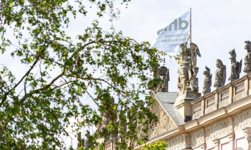 Berliner Zeughaus mit Fahne des Deutschen Historischen Museums