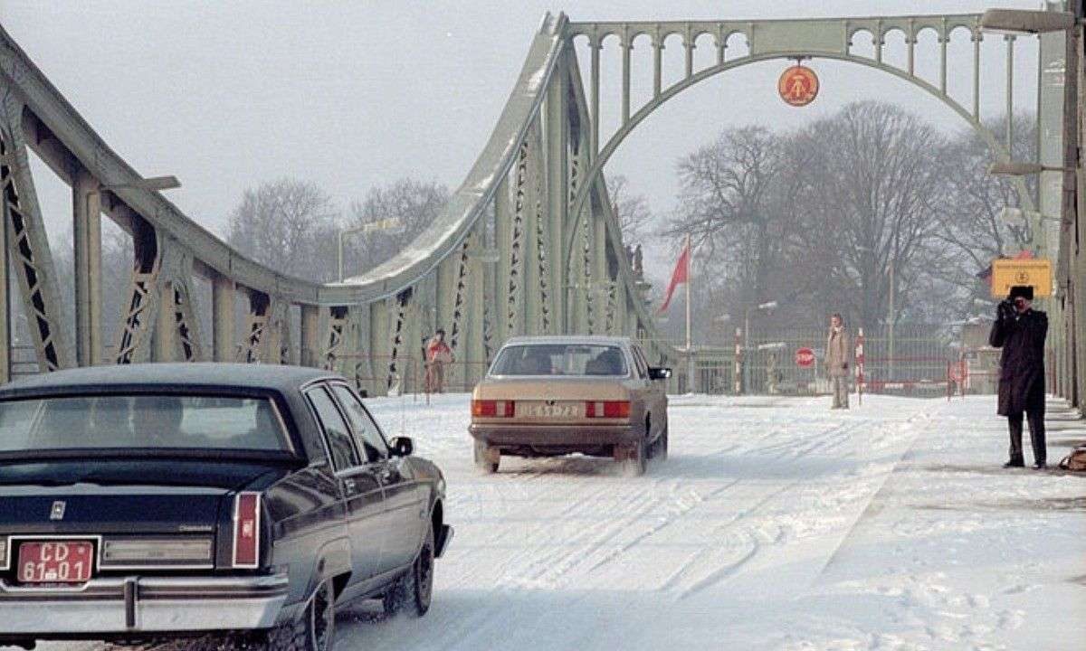 Agentenaustausch auf der Glienicker Brücke zwischen West-Berlin und Potsdam, 11.02.1986 © AlliiertenMuseum, B 2018/01.10114 (U.S. Army Photograph)